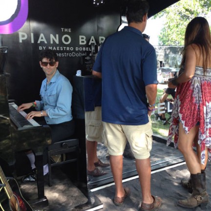 Lollapalooza Fashion Style Piano-Bar