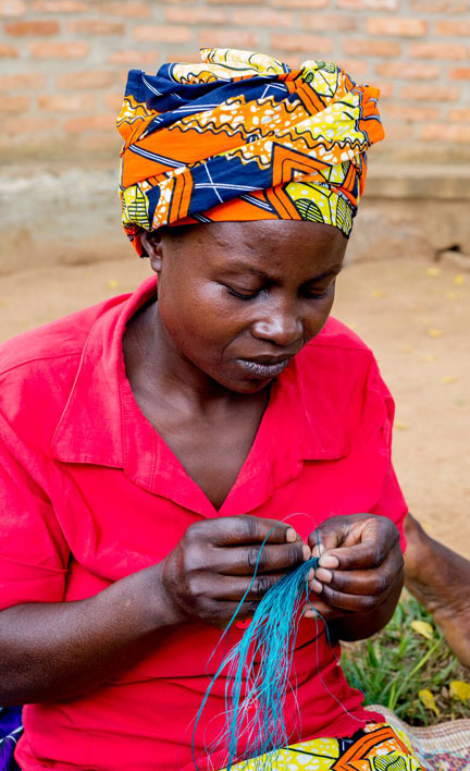 rwanda-artisan-weaving-bright-colors