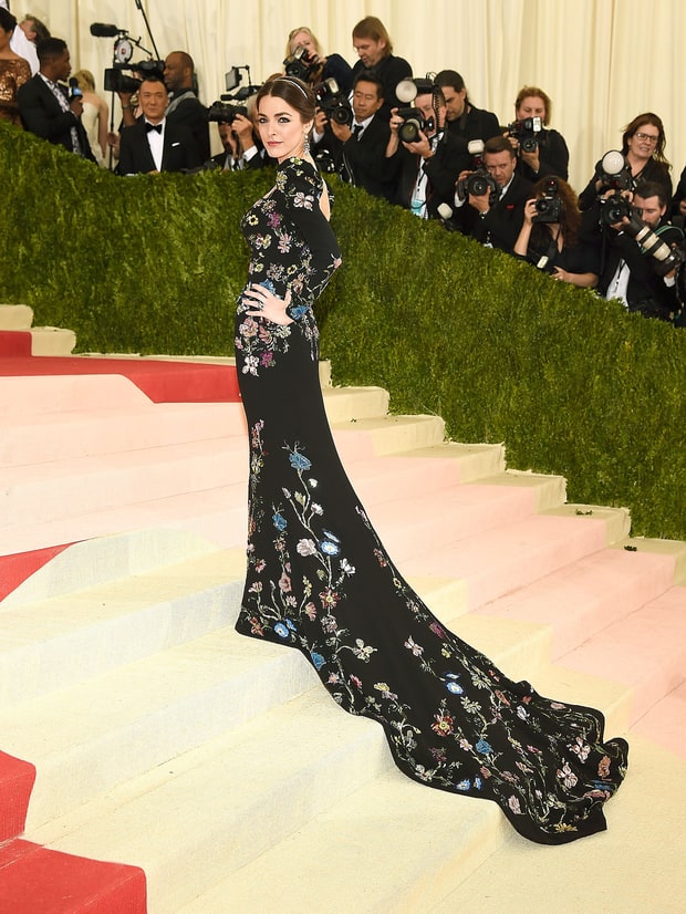 Met Gala Bee Shaffer in Alexander McQueen Lomg train gown Bee Shaffer in Alexander McQueen