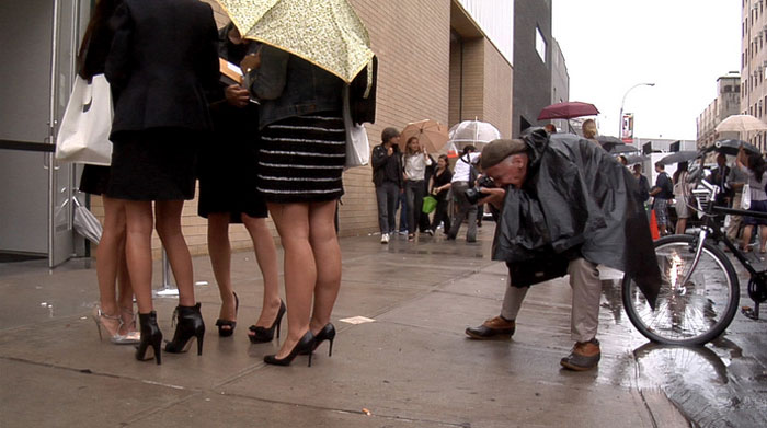 bill-cunningham-new-york-fashion-photographer-rain