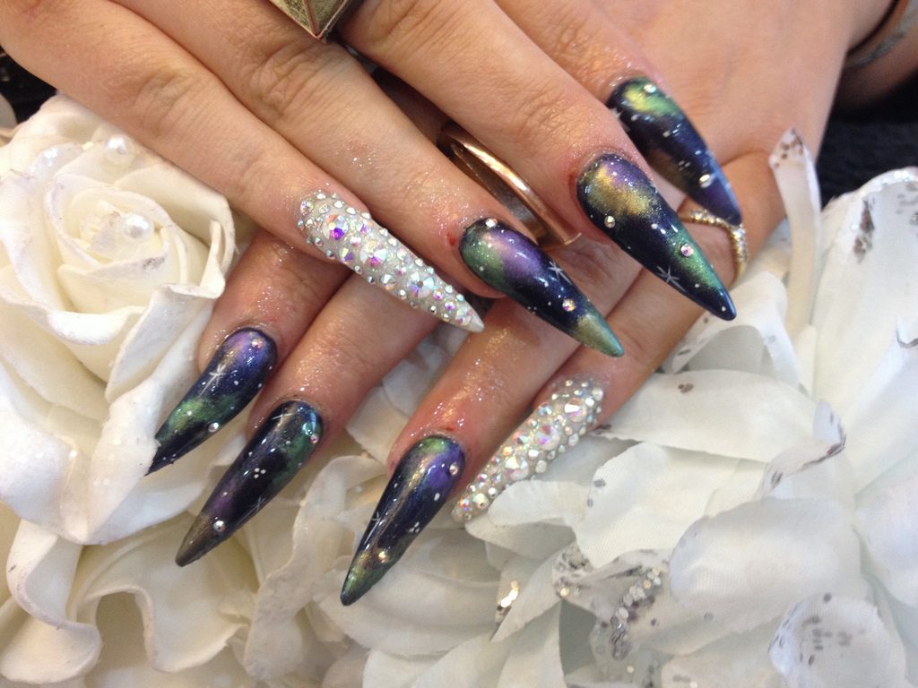 long-dagger-fingernails-multicolor