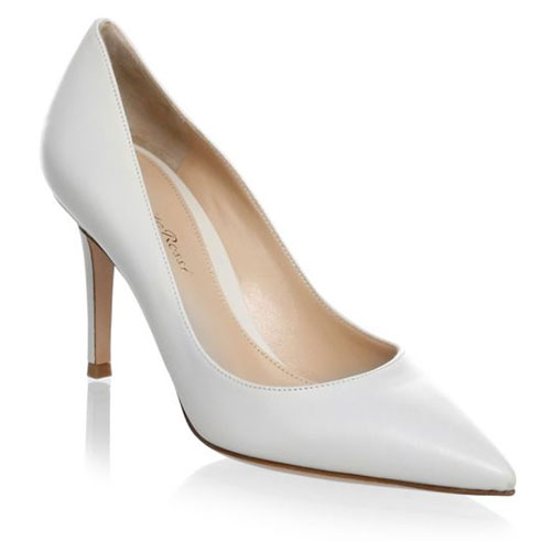 dress like Victoria Beckham In cool minimalist style white pumps