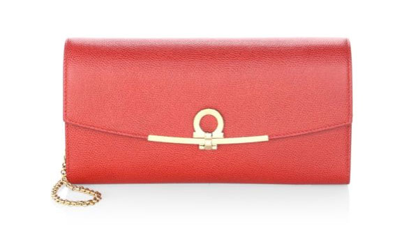 Mandy Moore look for less red clutch bnag