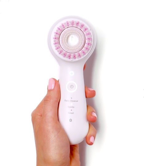 bloggers holiday wishlists pink clarisonic in hand