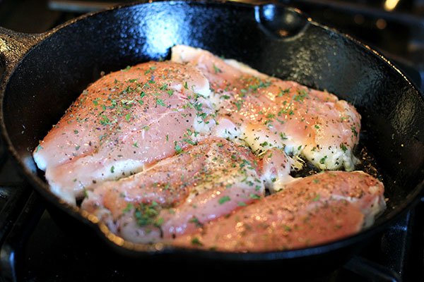 Mediterranean Chicken In a Skillet 