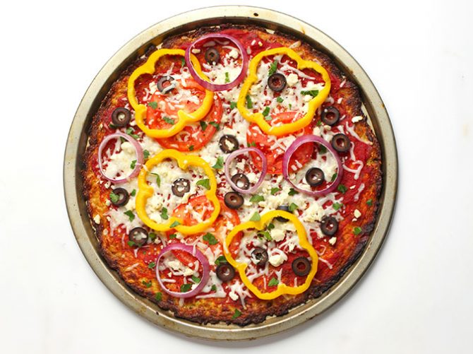 How to Make Delicious Low Carb Mediterranean Cauliflower Pizza
