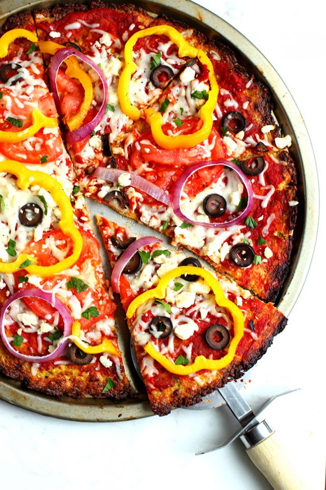 How to Make Delicious Low Carb Mediterranean Cauliflower Pizza