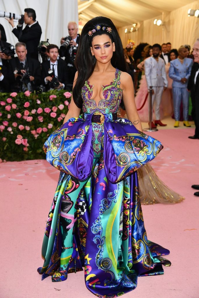 met gala 2019 Dua Lipa in blue print Versace gown