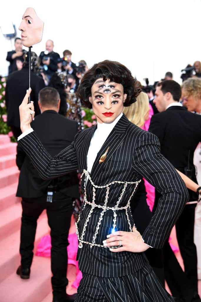 met gala 2019 Ezra Miller in Burberry suit and 7 eyeballs optical illusion face paint