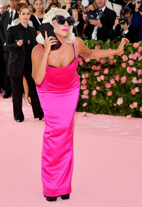 Lady Gaga met gala pibk column dress change 3 big cell phone