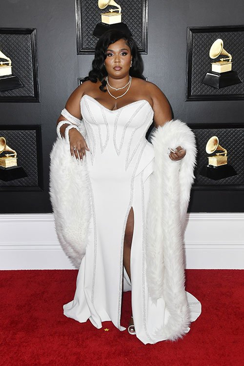 Lizzo white versace grammys 2020 Lizzo white strapless gown white fur stole New Celebrity Style Stars fountainof30
