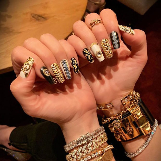 nail art design Jennifer Lopez gold and black