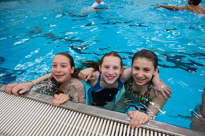 3 girls swimming pool fountainof30