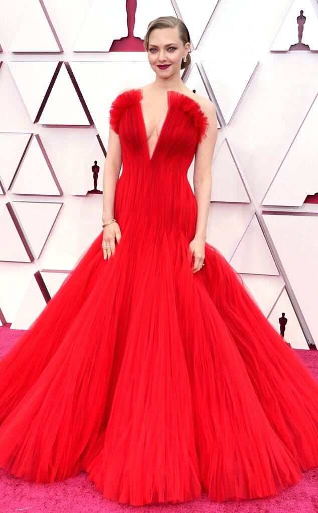 Amanda Seyfried red Armani Privé gown oscars 2021 fountainof30