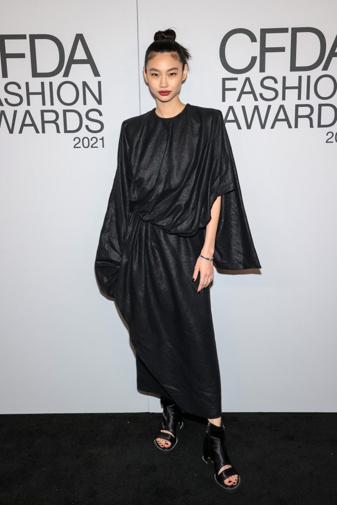 HoYeon Jung in black Louis Vuitton dress red carpet CFDA Awards 2021 HoYeon Jung in black Louis Vuitton CFDA Awards 2021