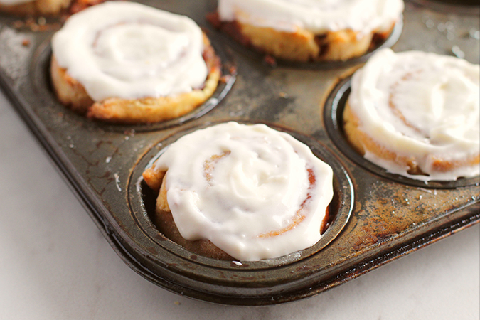 frosted cinnamon rolls muffin tin fountainof30