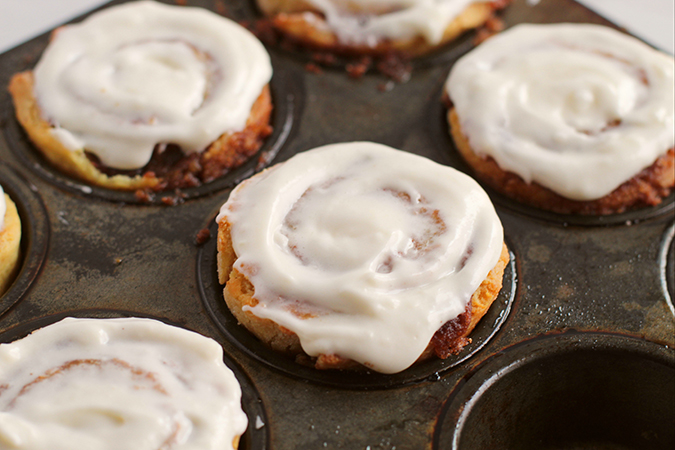 close up cream cheese frosted rolls fountainof30