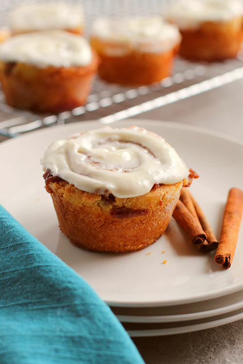 cinnamon roll with cream cheese frosting fountainof30