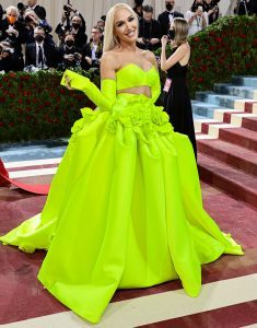 Gwen Stefani in neon lime Vera Wang met gala 2022 fountainof30