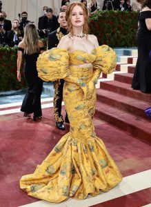 Madaleine Petsch in Moschino met gala 2022 fountainof30