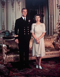 queen elizabeth fashion with Lt. Philip Mountbatten in 1947