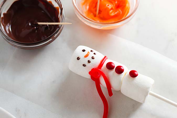 decorating marshmallow snowman pops fountainof30