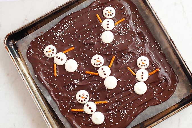 snowman chocolate bark in pan fountainof30