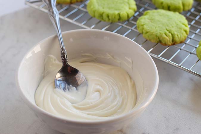 melted white chocolate chips for icing fountainof30