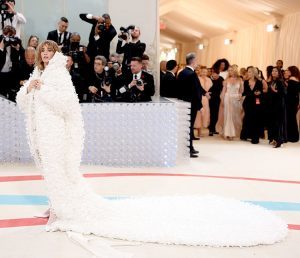 Maya Hawke in Prada met gala 2023 fountainof30