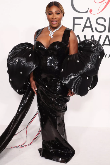 serena williams black gown 2023 fashion icon cfda awards fountainof30