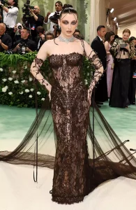 Emma Chamberlain in Jean Paul Gaultier met gala