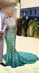 Gabrielle Union in Michael Kors met glas 2024