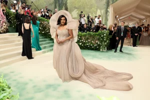 Mindy Kaling in Gaurav Gupta met gala 2024 red carpet