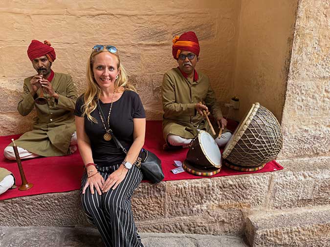 Rajasthani musicians with Jacqueline Zenn IIndiia Travel guide fountainof30