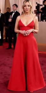 Abby Elliot in red Valentino golden globes 2026