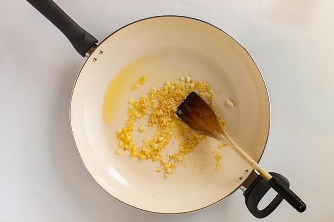 Heating oil, onion and garlic fountainof30