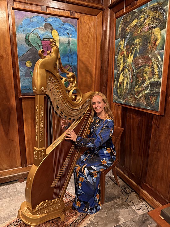 Pretending to play the harp in Hue