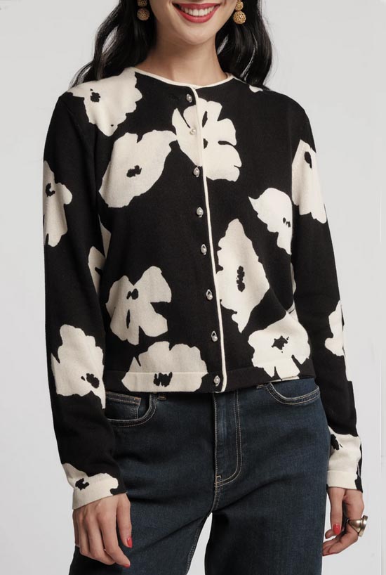 black and white floral print cardigan with jeans fountainof30