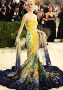 Emma Chamberlain in Mugler&nbsp;met gla 2016