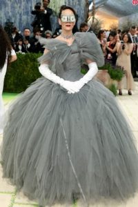 Sarah Paulson in grey Matières Fécales