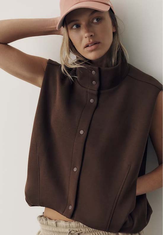 Funnel Neck vest in brown