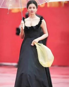 Zhang Jinyi with real yellow trash bag